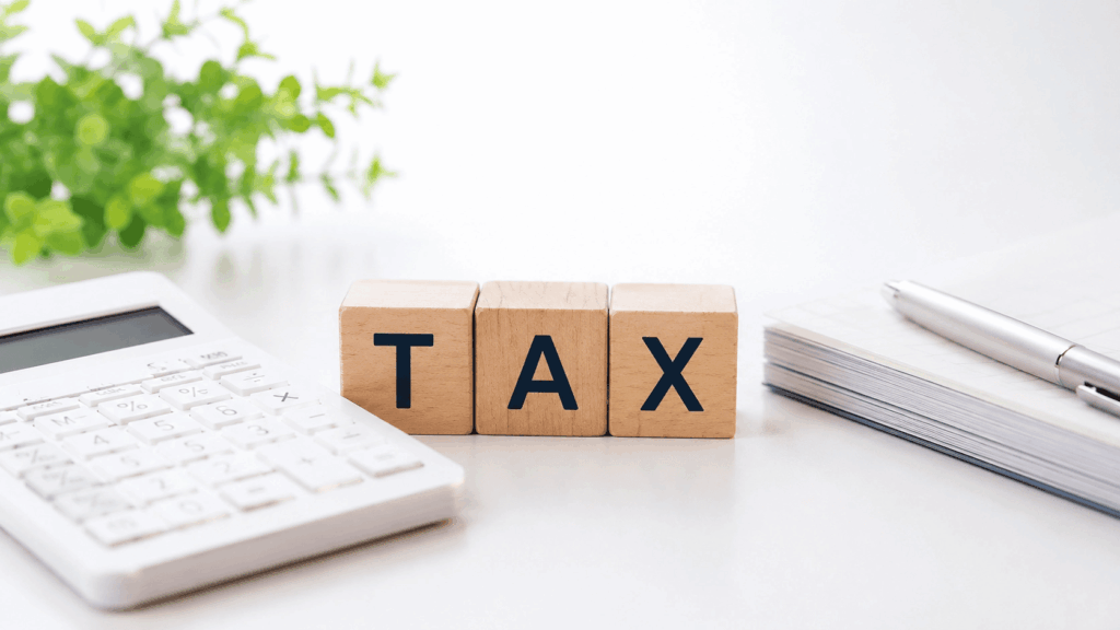 消費税を表すTAXの積み木と電卓