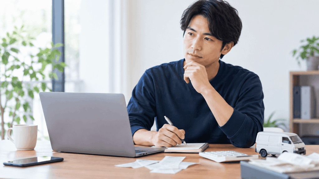 パソコンで会計ソフトを検討する軽貨物ドライバー