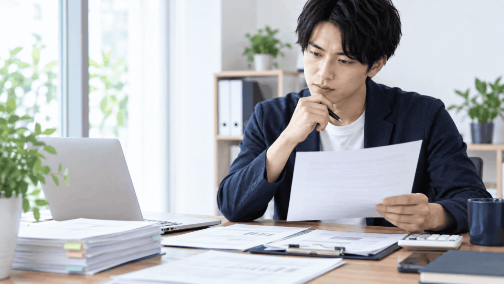 外注費の請求書を確認するWeb制作者
